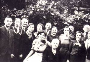 Hedy and her family, Germany, 1937.  Photo source, hedyepstein.com.
